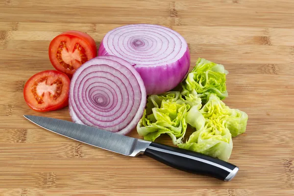 Fresh Tomato, lettuce and Onion on Cutting Board — Stock Photo, Image