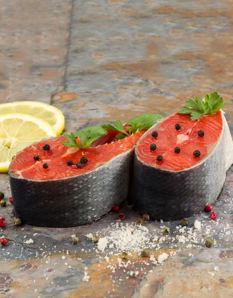 Bistecche fresche di salmone crudo pronte per la cottura — Foto Stock