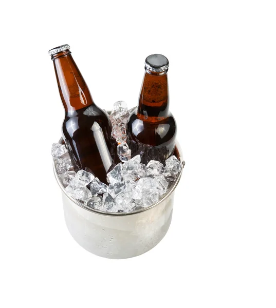 Lód zimne piwo w wiaderku ze stali nierdzewnej — Zdjęcie stockowe