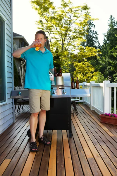 Hombre maduro disfrutando de una cerveza fría en un buen día al aire libre —  Fotos de Stock