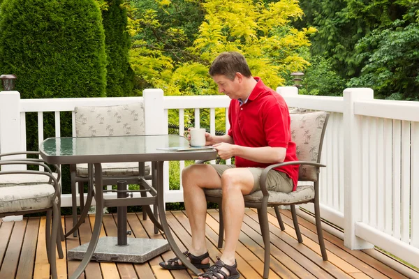 Mogen man läser utanför på uteplatsen — Stockfoto