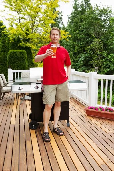 Człowieka, ciesząc się zimne piwo podczas przygotowywania do gotowania na zewnątrz — Zdjęcie stockowe