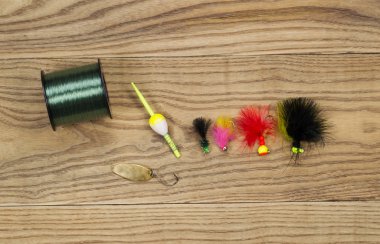 soluk ahşap üzerine karışık balık tutmak için ekipmanlar 