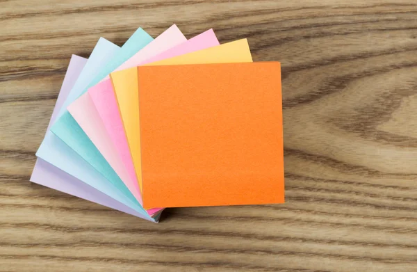 Заметки sticky pad бумаги на состаренного дерева — стоковое фото