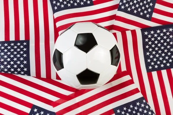 Balón de fútbol con banderas de los Estados Unidos de América — Foto de Stock
