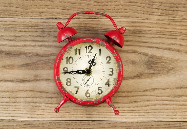 Relógio de alarme velho em madeira rústica — Fotografia de Stock
