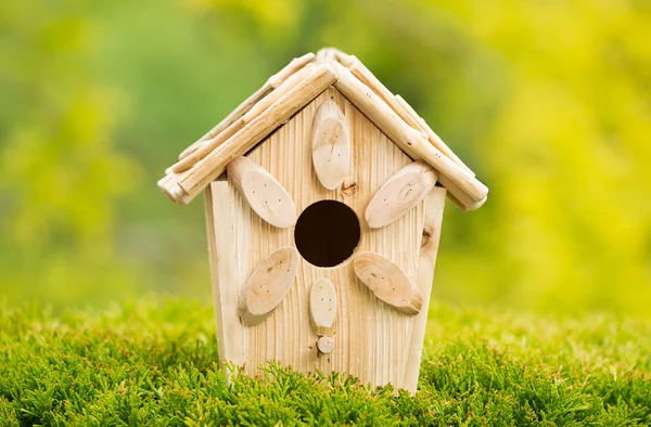 Nova casa de pássaros de madeira ao ar livre durante o dia — Fotografia de Stock