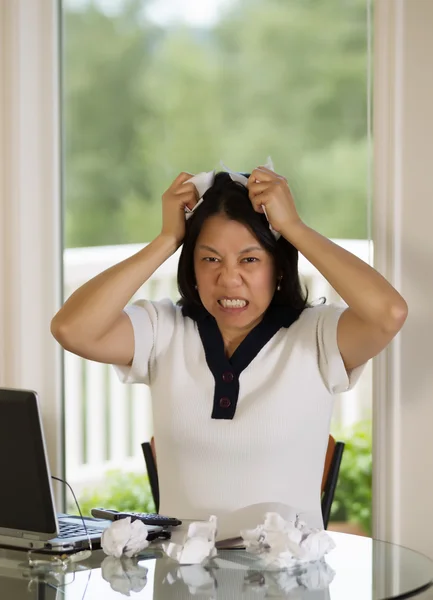 Mujer madura rasgando papeles de trabajo en la ira —  Fotos de Stock