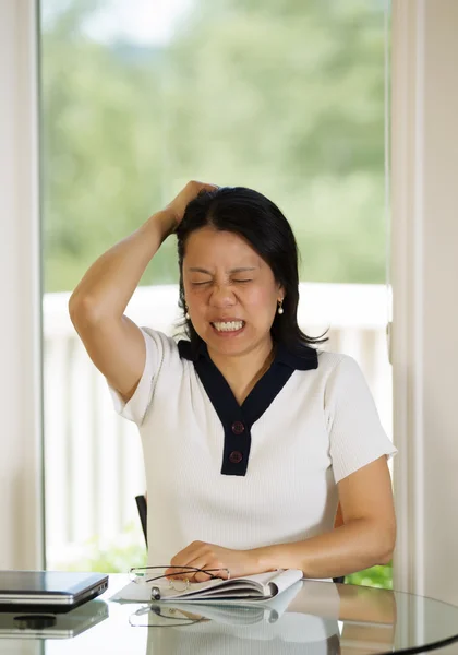 Mogen kvinna uttrycker extrem stress — Stockfoto