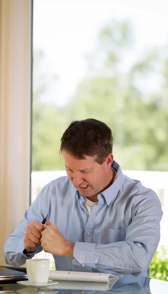 Reifer Mann drückt Wut bei der Arbeit aus — Stockfoto