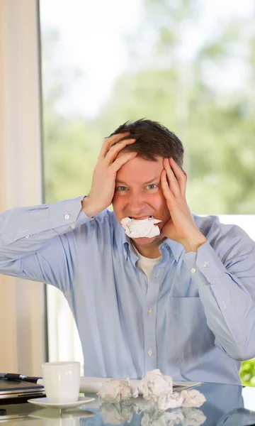 Reifer Mann drückt Wut bei der Arbeit aus — Stockfoto