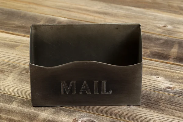 Lato anteriore della cassetta postale in metallo vuoto su legno meteo — Foto Stock