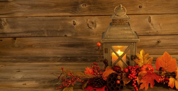 Tradiční asijské Lucerna s podzimní dekorace na rustikální dřevo — Stock fotografie