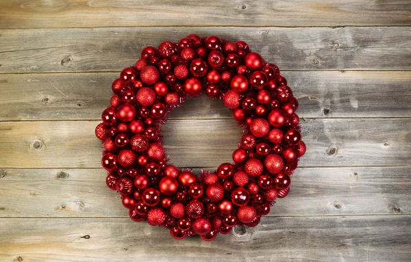 Grande corona di Natale su legno sbiadito — Foto Stock