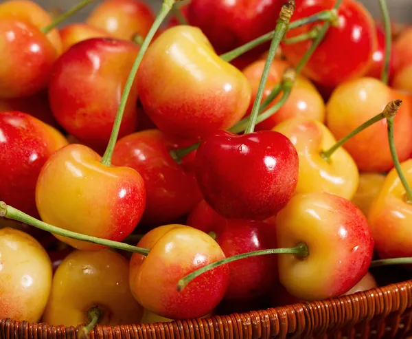 Cerezas frescas maduras en cesta —  Fotos de Stock