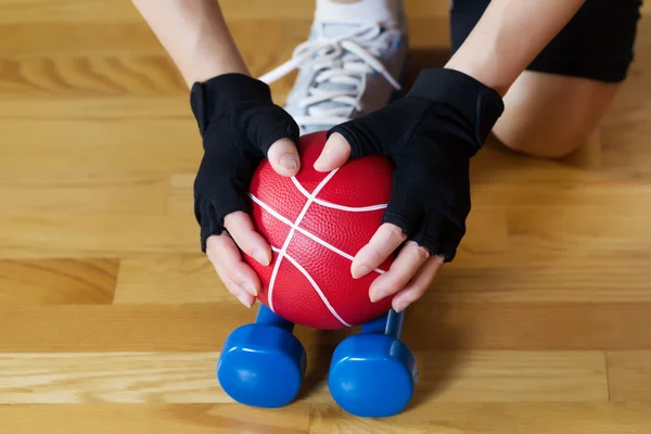 Gewichten wordt opgepikt off van sportschool houten vloer — Stockfoto