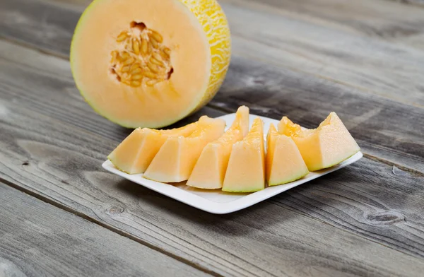 Freshly cut melon ready to eat — Stock Photo, Image