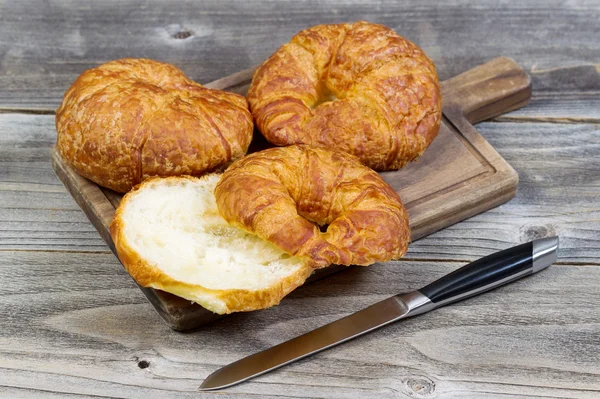 Čerstvě provedené croissantu na uspokojování desky — Stock fotografie