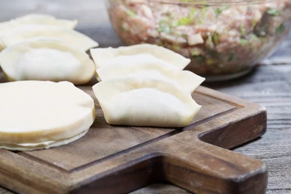 Vista de cerca de Dumplings chinos en wrapers —  Fotos de Stock