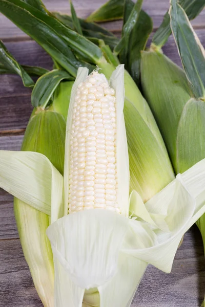 Świeże dojrzałe słodkie białe kukurydzy — Zdjęcie stockowe