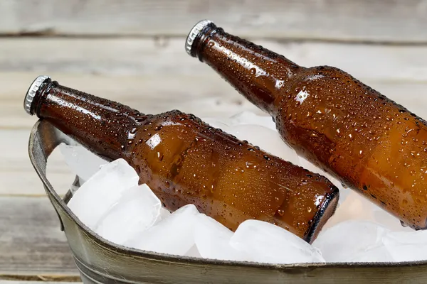 Birra fredda in bottiglia sul ghiaccio — Foto Stock