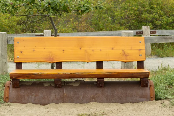 Кедр деревянной скамейке на пляже — стоковое фото