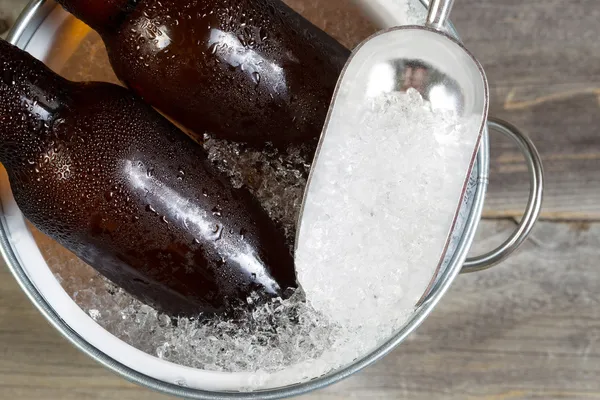 Birra in bottiglia su ghiaccio — Foto Stock