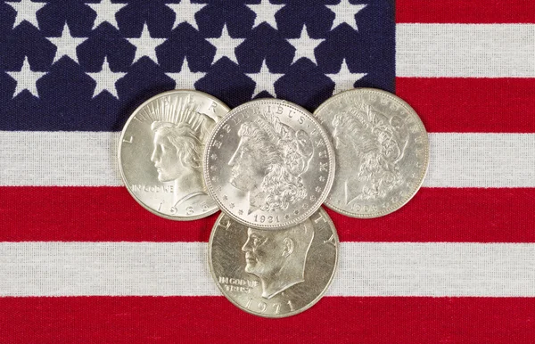 Americké stříbrné dolary a usa vlajka — Stock fotografie