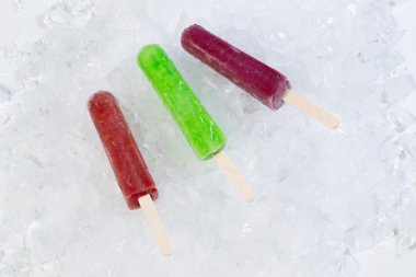 buz üzerinde meyve popsicles 