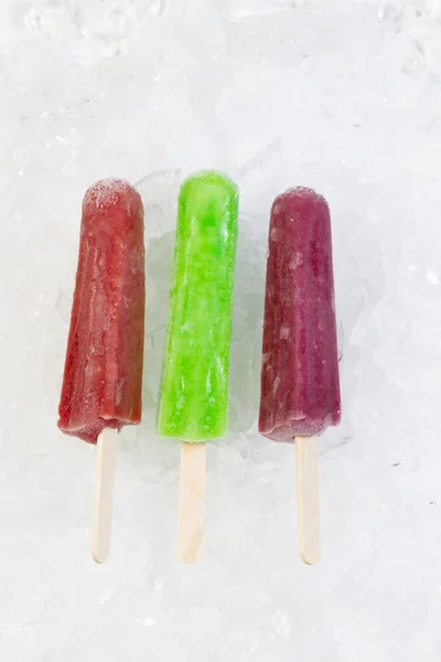 Frukt popsicles på is redo att äta — Stockfoto