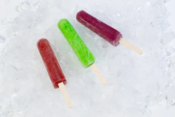 Popsicles owoców na lodzie — Zdjęcie stockowe