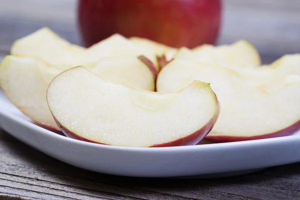 Tranches de pomme fraîchement coupées dans une assiette blanche — Photo