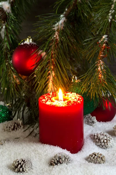 Hořící svíčka červená během svátků — Stock fotografie