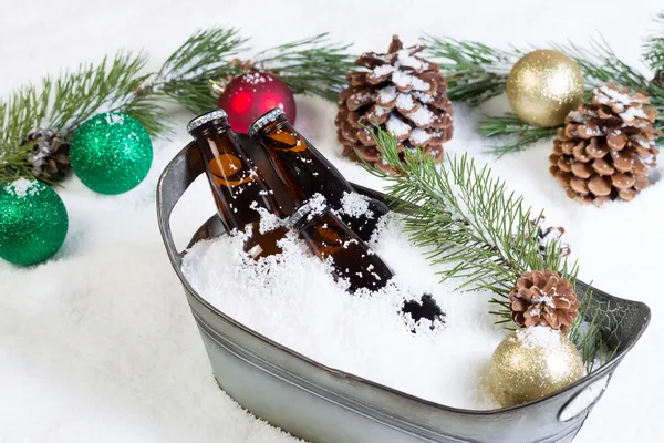 Close-up van gebotteld bier klaar om te drinken tijdens de seizoensgebonden holid — Stockfoto