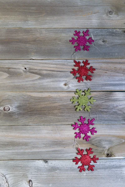 Férias floco de neve em forma de ornamentos em madeira Weathered — Fotografia de Stock
