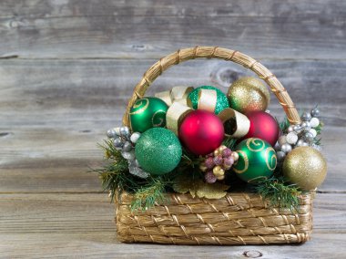 Yılbaşı sepeti rustik ahşap üzerine 