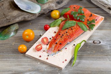 yemek pişirmek için hazırlanan mevsimlik somon 