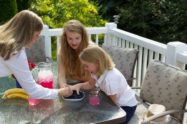 Familia disfrutando de fruta fresca durante el desayuno al aire libre —  Fotos de Stock