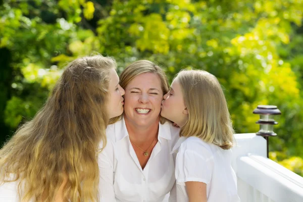 Mãe expressando sua felicidade com suas filhas — Fotografia de Stock