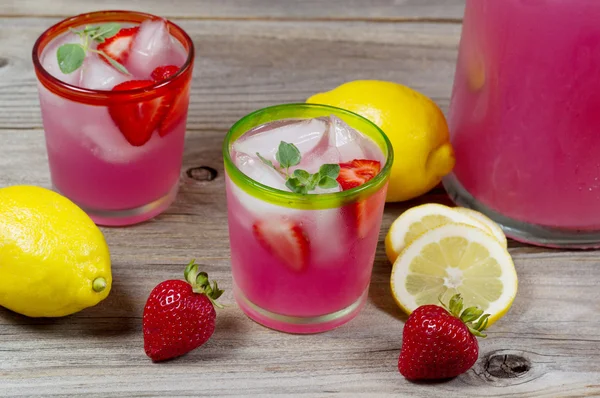 Copo cheio de limonada pronto para beber — Fotografia de Stock