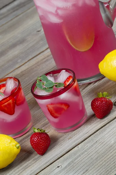 Limonada rosa con fruta —  Fotos de Stock