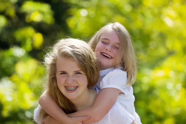 Sisters sharing a laugh together — Stock Photo, Image