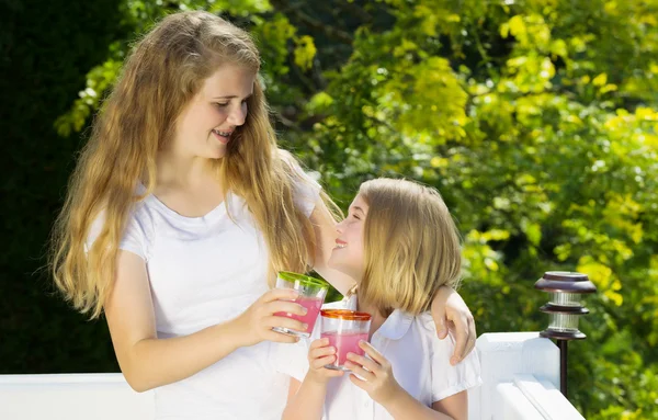 Nővérek élvezi ivóvíz limonádé kívül a terasz — Stock Fotó