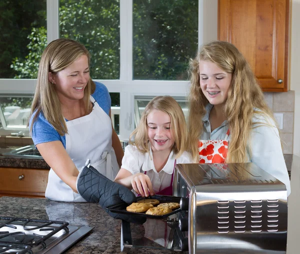 Kids ready to eat cookies fresh out of the oven — Stock Photo, Image
