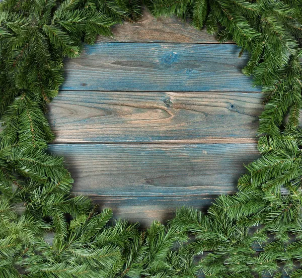 圣诞或新年背景冬季节庆用蓝色古老木板围成圆形花环的俯瞰图 — 图库照片