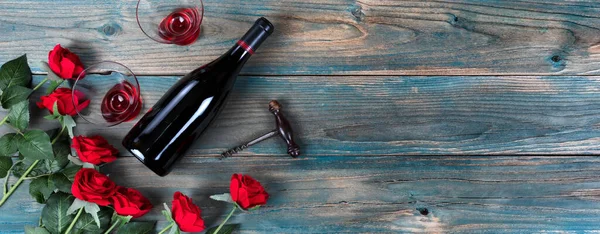 Valentijnsdag Vakantie Achtergrond Met Rode Rozen Wijn Fles Drinkglazen Vervaagde — Stockfoto