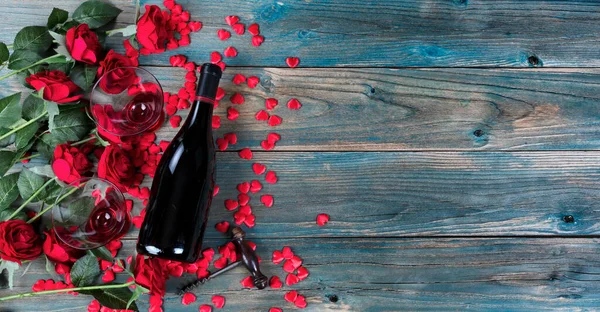 San Valentino Sfondo Vacanza Con Una Bottiglia Vino Bicchieri Rose — Foto Stock