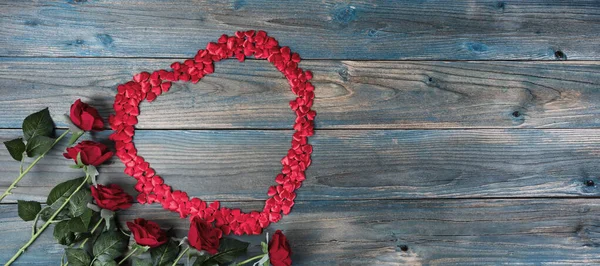 Valentines Den Dovolená Pozadí Červenými Růžemi Malé Tvary Srdce Tvoří — Stock fotografie