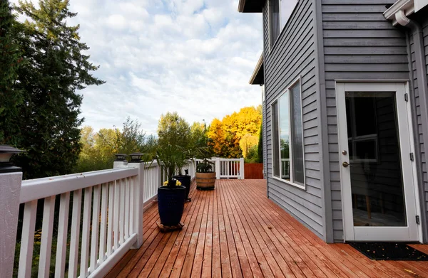 Startseite Zedernholz Deck Während Der Herbstsaison Mit Baum Hintergrund — Stockfoto