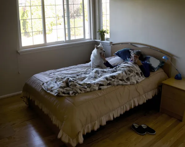 Seniorin Und Ihr Hund Bereiten Sich Auf Mittagsschlaf Hause Vor — Stockfoto